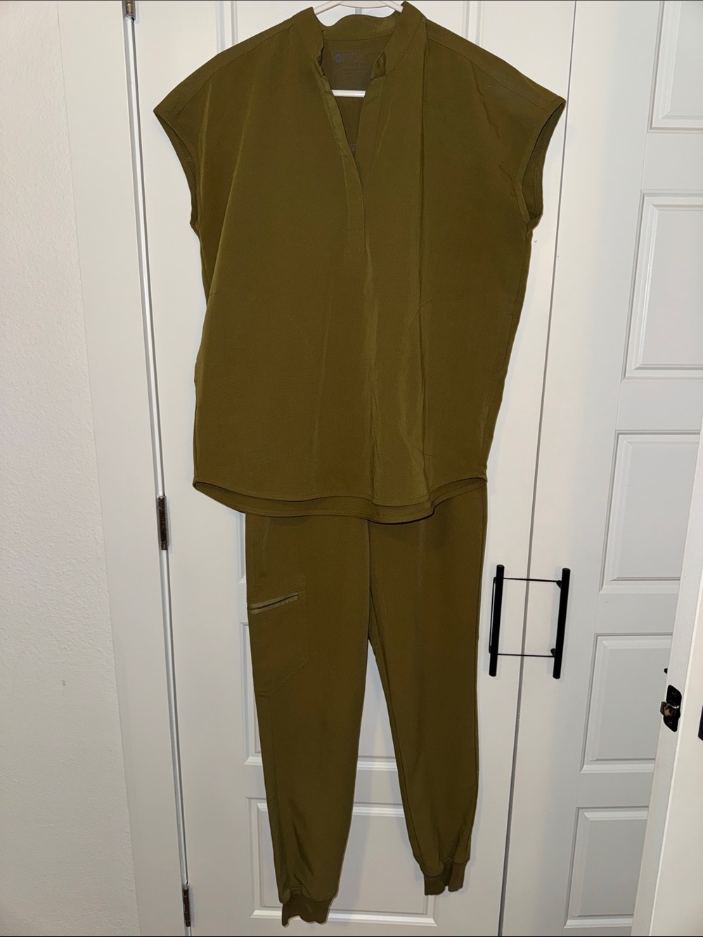 🔺XS FIGS SCRUBS SET - Olive green